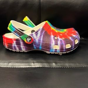 NWT- CROCS- TYE-DYE M6W8